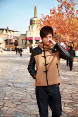 组图：李智楠街拍文艺卖萌 流露清新迷人气质