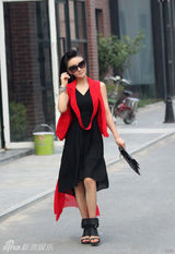 组图：郑亦桐时尚街拍诠释红黑经典搭配