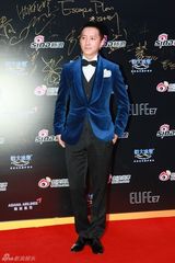 组图：新浪微博之夜红毯 韩庚蓝丝绒西装复古风