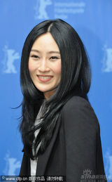 幻灯图集：成龙柏林现场唱《大兵小将》主题曲