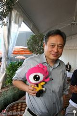 高清组图：李安戛纳受访 面目沉静安然讲述