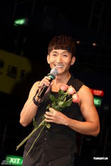 组图：张立基相携美惠纯子 办禁毒慈善金曲演唱会