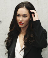 组图：梅根同丈夫现身米兰时装周 黑衣红唇冷艳