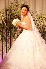 幻灯图：罗海琼费麒北京完婚 新娘婚纱装光彩照人