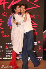 组图：许茹芸北京将开唱 黄圣依成首位购票人