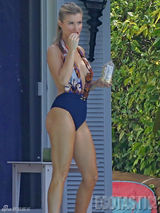 组图：乔安娜-克鲁帕深V秀半球 性感妖娆显丰腴