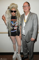 组图：Gaga顶拖把头成白发魔女 獠牙造型惊悚