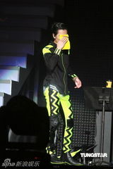 组图：萧敬腾唱《black or white》 向杰克逊致敬