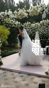 组图：何洁赫子铭大婚360度激情拥吻爱意浓