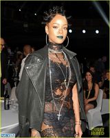 组图：蕾哈娜透视蕾丝裙亮相 满头辫绿唇似海妖