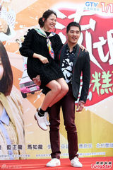 组图：长泽雅美遭熊抱 蓝正龙单手托女神耍帅