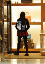 组图：张静初时髦打扮与闺蜜商场血拼