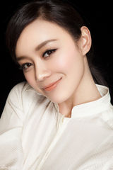 组图：袁姗姗白衣妆容写真 纯美风格清雅靓丽