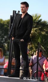 组图：亚历克斯-帕蒂弗现身天使城 显阳光酷帅