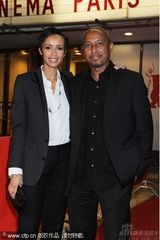 幻灯图：电影《洛克热带》首映 女主角黑白装靓丽