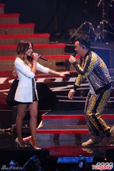 组图：陈奕迅压轴演唱 与女歌手热情拥抱