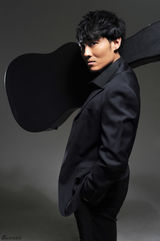 组图：刘小辉帅气写真 尽显绅士魅力