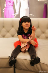 组图：李湘一家巴黎逛名店 萌娃王诗龄讨价还价