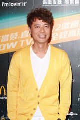 组图：李克勤担任欧洲杯主持 推主题曲《决战草原》