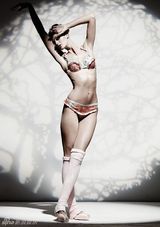 组图：超模艾琳-希瑟顿性感内衣写真化身舞娘