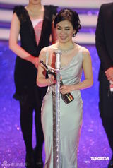 幻灯：香港金像奖现场 叶璇凭《意外》获最佳女配角