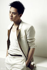 组图：余少群潮范写真曝光 前卫帅气人气爆棚