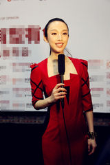 组图：张俪“萝莉装”亮相红毯可爱性感