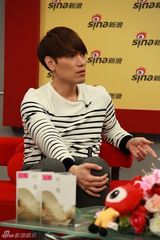 组图：杨宗纬做客嘉宾聊天 自曝单身吐舌卖萌