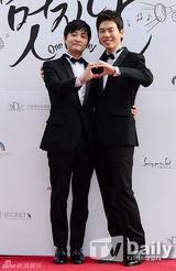 组图：韩导与同性恋人高调完婚 河莉秀等道贺