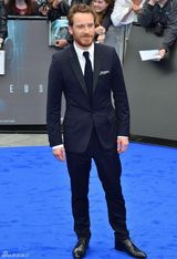 组图：《普罗米修斯》伦敦首映 塞隆蓝裙性感