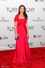 组图：托尼奖红毯星光熠熠 女星斗艳秀腿露肩