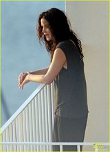 组图：新晋影后劳伦斯露台赏景 吞云吐雾饮美酒