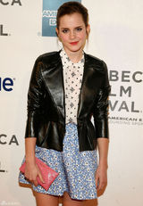 组图：艾玛-沃特森《遭遇雷劈》首映险狼狈摔倒