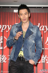 组图：宽姐庆生黄晓明送香吻 生日许愿回乡种田