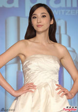 组图：吴佩慈亮相品牌代言礼裙别致优雅