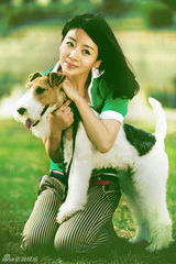 组图：小李琳温馨杂志写真邂逅俏皮犬