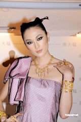 幻灯图：谢婷婷低胸装抢镜 赴云南与男友过圣诞