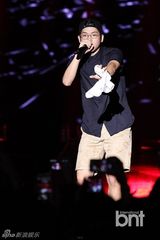组图：朴宰范等参加HIPHOP音乐节引爆火热现场