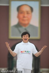 组图：成龙天安门前打太极秀功夫演唱奥运歌曲