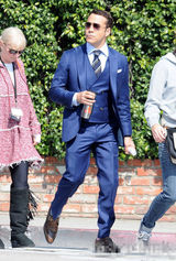 组图：利亚姆-尼森洛城拍电影 与搭档相谈甚欢