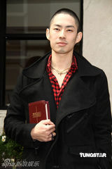 幻灯图：吴建豪小平头亮相 坦陈公司员工涉毒问题