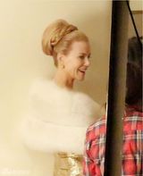 组图：妮可-基德曼片场华贵变身格蕾丝王妃