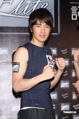 幻灯组图：赵又廷代言不断 任健身大使秀胸肌