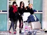 组图：少女时代早安少女同机抵韩 机场拼人气