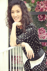 组图：邢宇菲生活街拍显俏皮 享受惬意午后