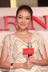 组图：熊黛林白色长裙性感代言 气质优雅宛如女神