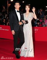 组图：李贤宇金素妍等星亮相釜山电影节开幕式