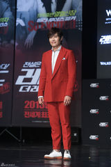 高清组图：李秉宪穿大红正装宣传《赤焰2》