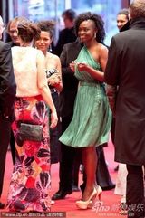 组图：《今天》柏林首映爱莎绿裙黑肤美腿修长