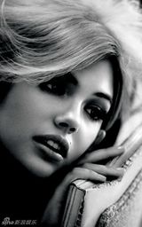 组图：抖奶超模阿普顿拍大片眼神迷离魅力依旧